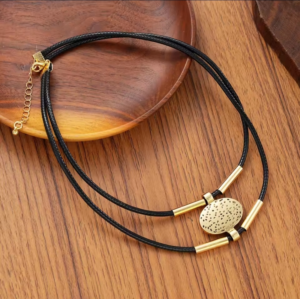 NWOT Gold & Black Necklace with Bracelet Set - Picture 2 of 4